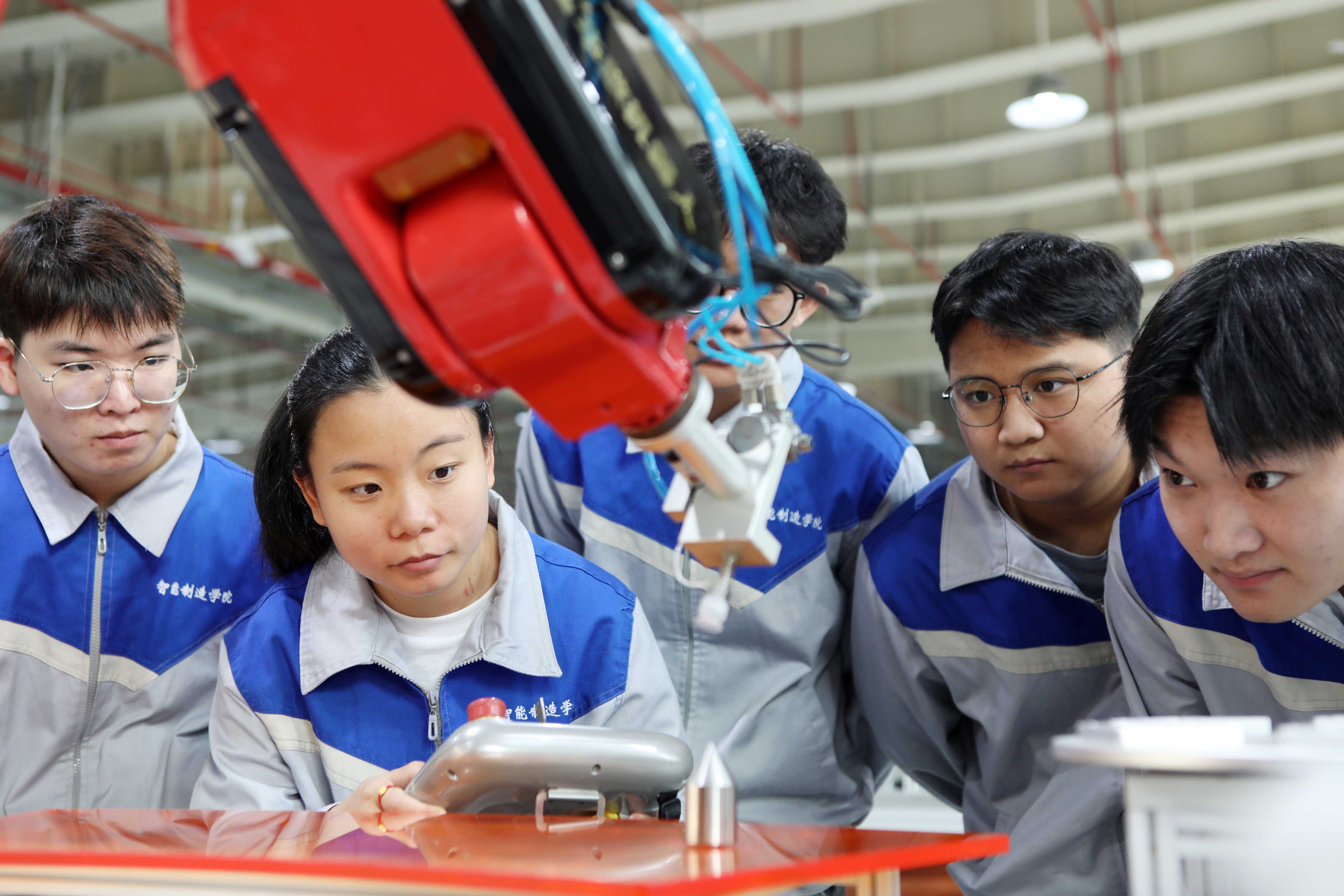 2022年10月21日，重庆科创职业学院工业机器人技术专业学生正在进行工具坐标系的标定训练。通讯员 陈仕川 摄
