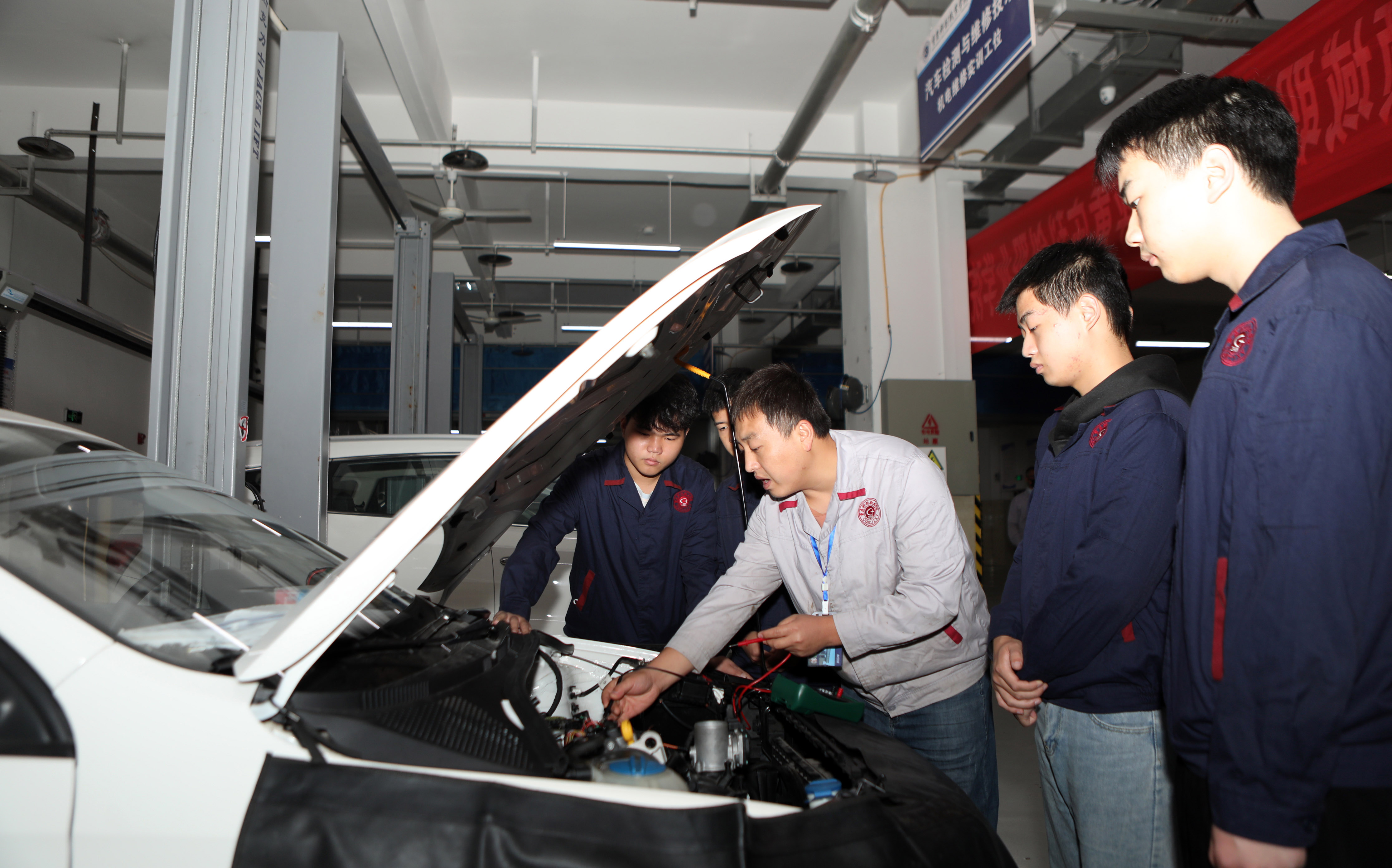 2022年10月21日，重庆科创职业学院汽车制造与试验技术专业学生进行汽车故障综合诊断。通讯员 陈仕川 摄